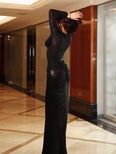 فستان ماكسي بأكمام طويلة وفتحة صدر