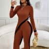 طقم نسائي أنيق مكون من تيشيرت بأكمام طويلة وفتحة جانبية وبنطال