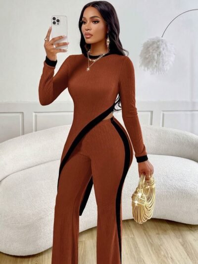 طقم نسائي أنيق مكون من تيشيرت بأكمام طويلة وفتحة جانبية وبنطال