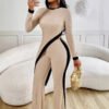 طقم نسائي أنيق مكون من تيشيرت بأكمام طويلة وفتحة جانبية وبنطال